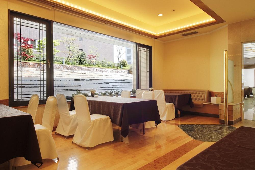 Hotel Hiroshima Garden Palace Экстерьер фото