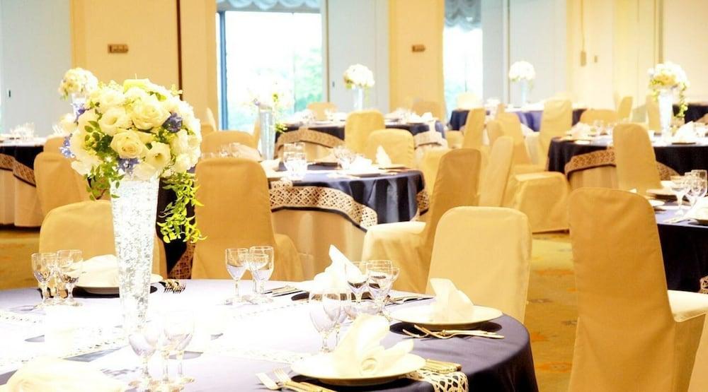 Hotel Hiroshima Garden Palace Экстерьер фото