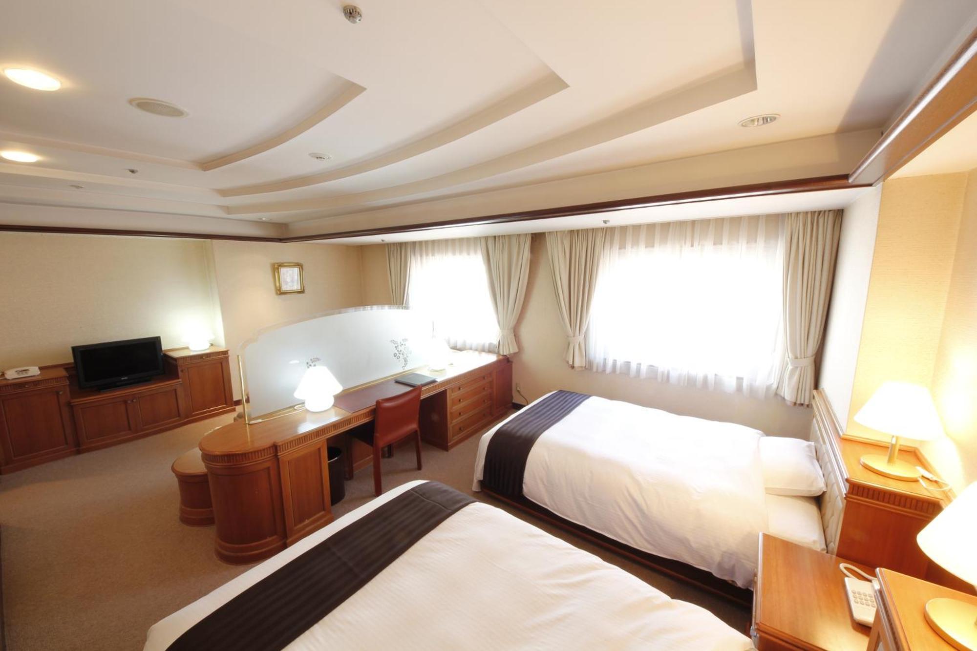 Hotel Hiroshima Garden Palace Экстерьер фото