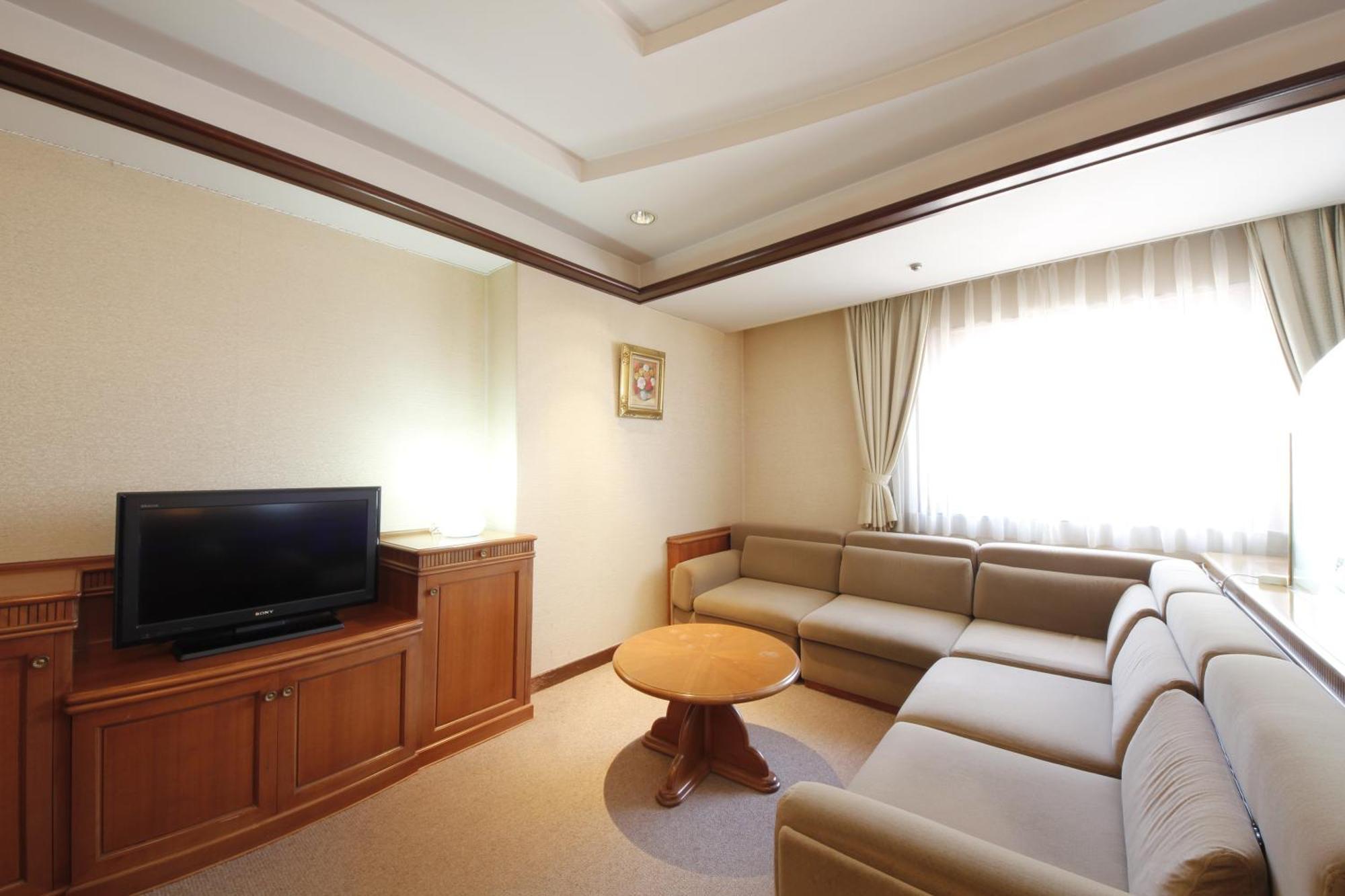 Hotel Hiroshima Garden Palace Экстерьер фото